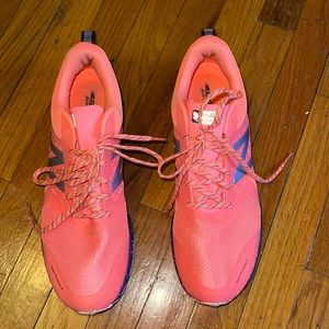Size 11 women coral & silver new balance. Barely worn & in excellent condition‼️